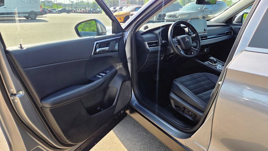 Used 2024 Mitsubishi Outlander SE AWD/4WD image 11