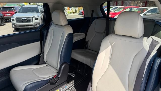 Used 2025 Kia Carnival EX FWD image 14
