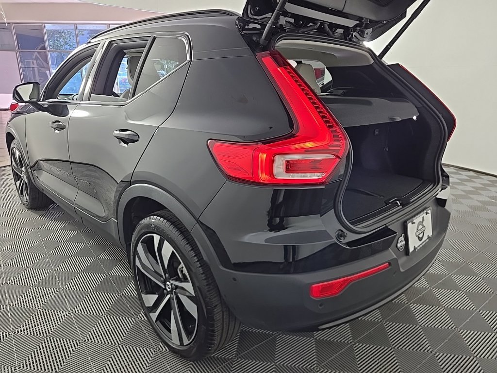 Certified 2025 Volvo XC40 B5 Ultra AWD/4WD image 12