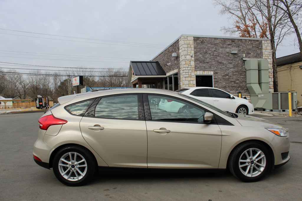 Used 2017 Ford Focus SE w/ Cold Weather Package image 4