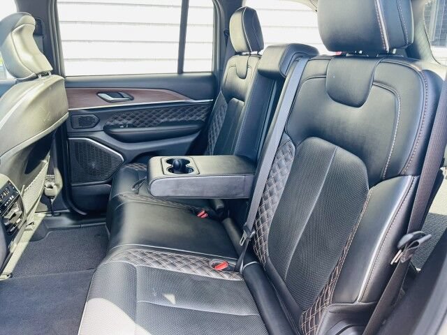 Used 2025 Jeep Grand Cherokee Summit w/ Obsidian Package AWD/4WD image 16
