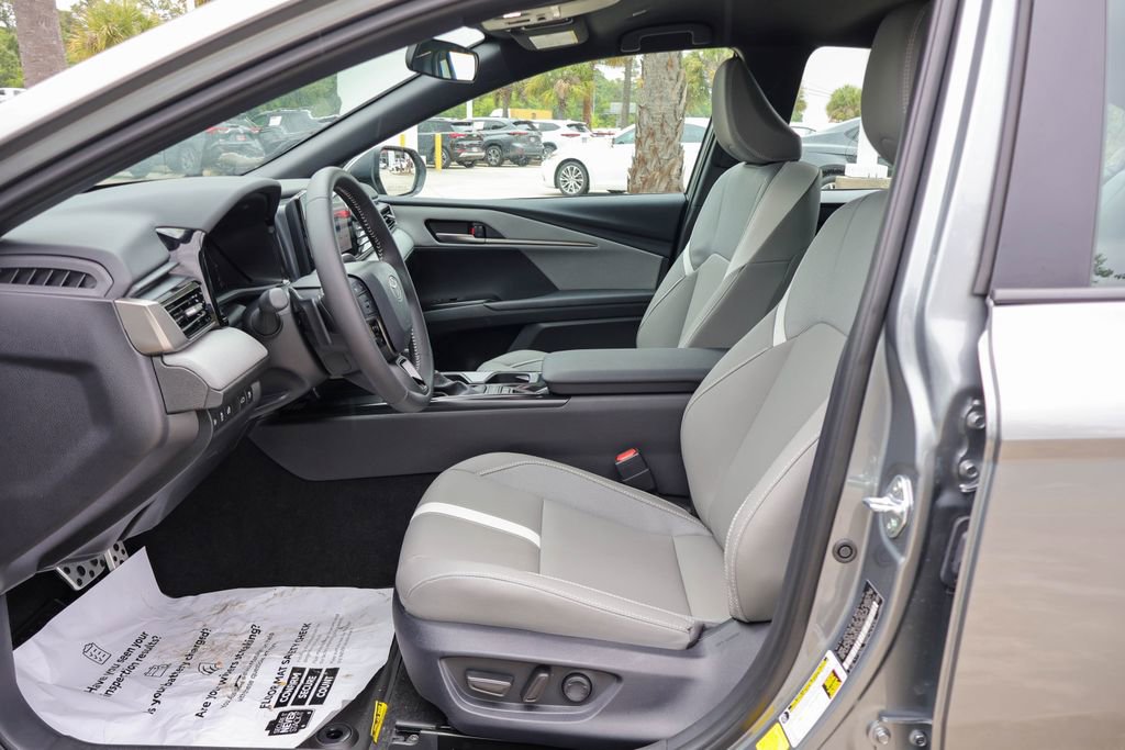 Used 2025 Toyota Camry SE FWD image 8