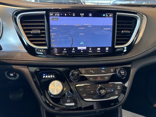 Used 2026 Chrysler Pacifica Limited FWD image 4