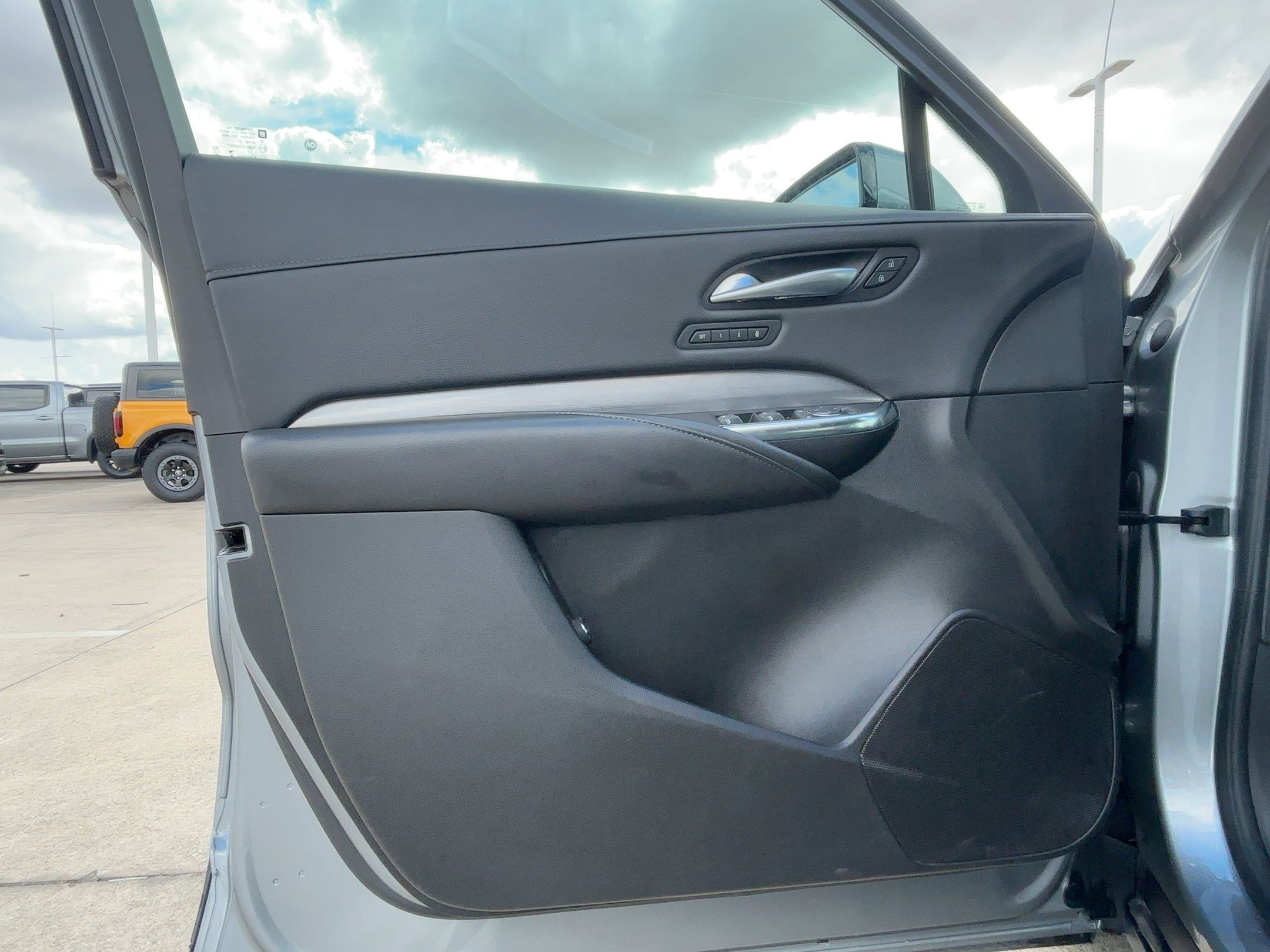 Used 2025 Cadillac XT4 Premium Luxury image 14