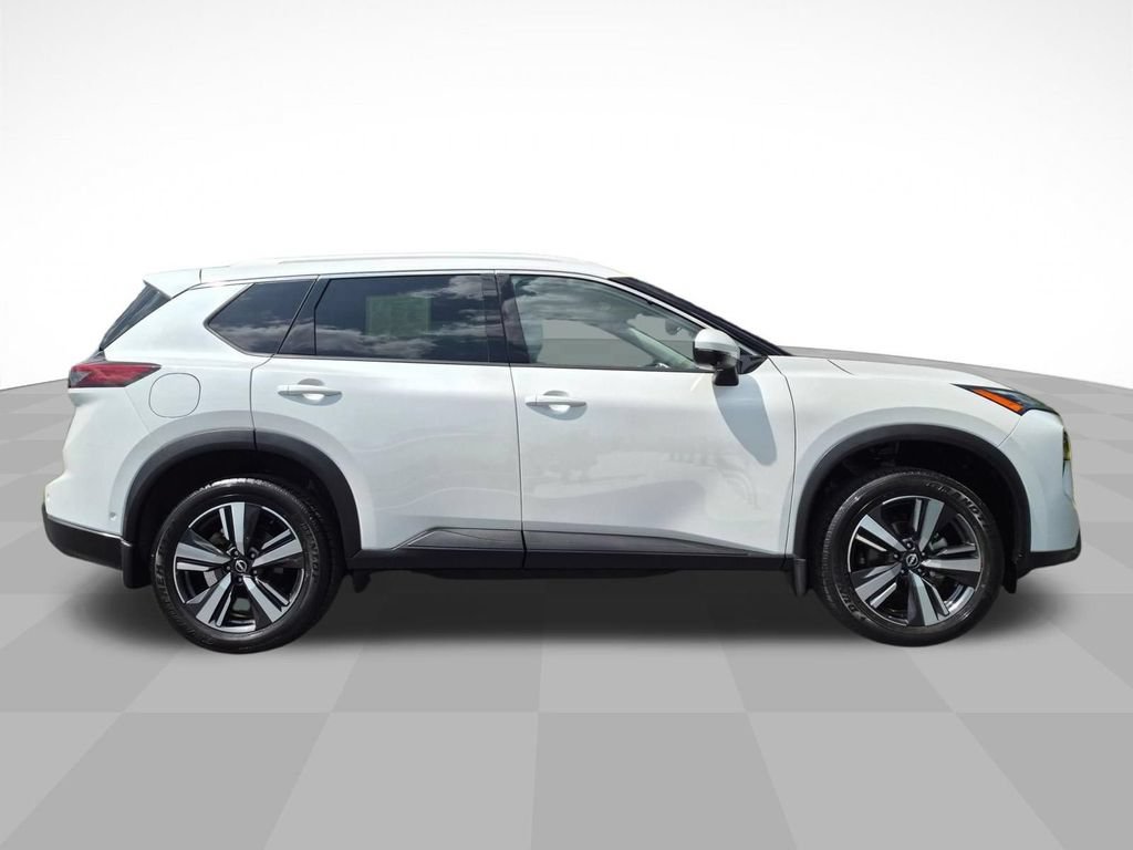 Used 2025 Nissan Rogue SL AWD/4WD image 2