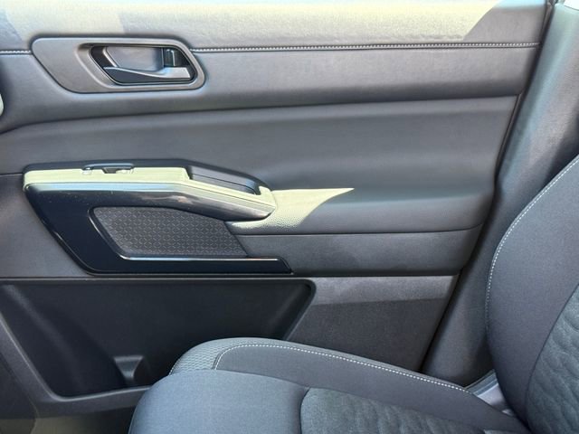 Used 2025 Nissan Pathfinder SV image 12