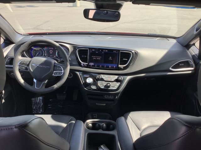 Used 2025 Chrysler Pacifica Select image 6