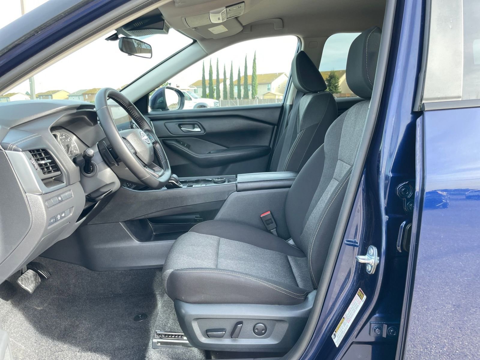 Used 2025 Nissan Rogue SV image 28