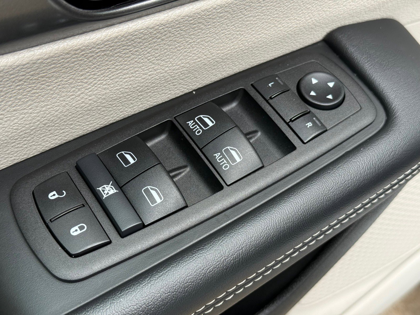 Used 2024 Chrysler Pacifica Touring-L image 9