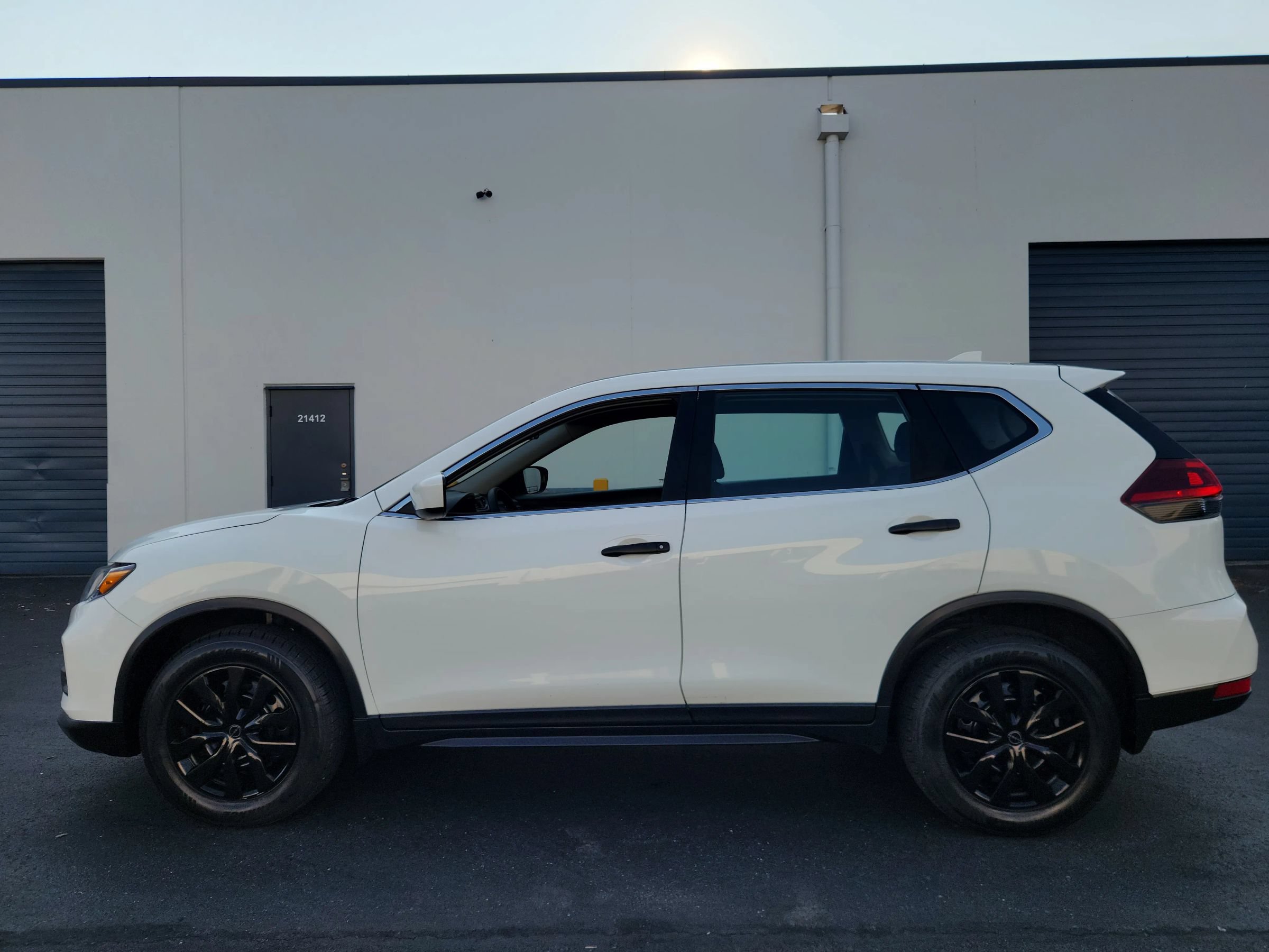 Used 2018 Nissan Rogue S AWD/4WD image 2