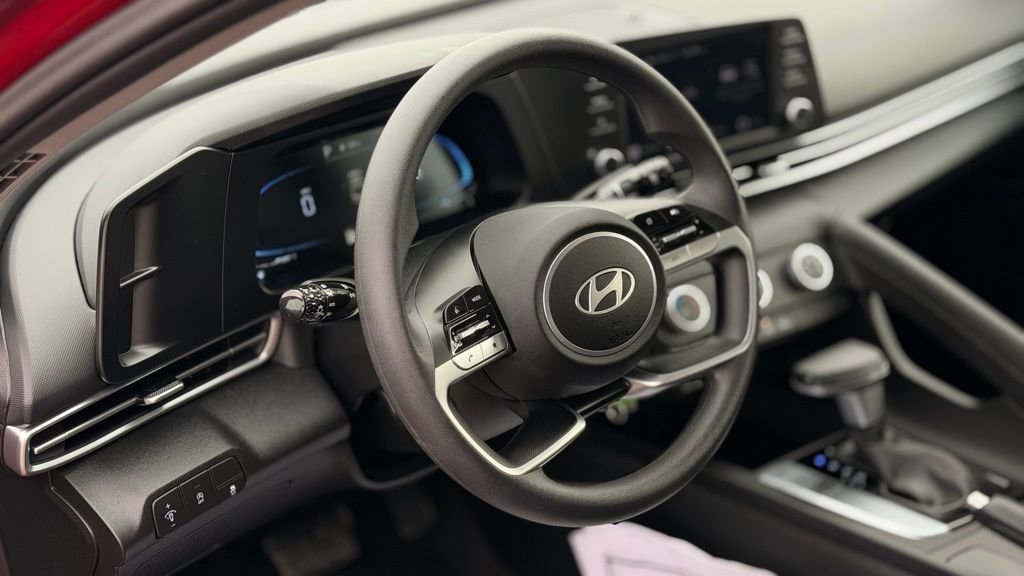 Certified 2025 Hyundai Elantra SE w/ Cargo Package image 9