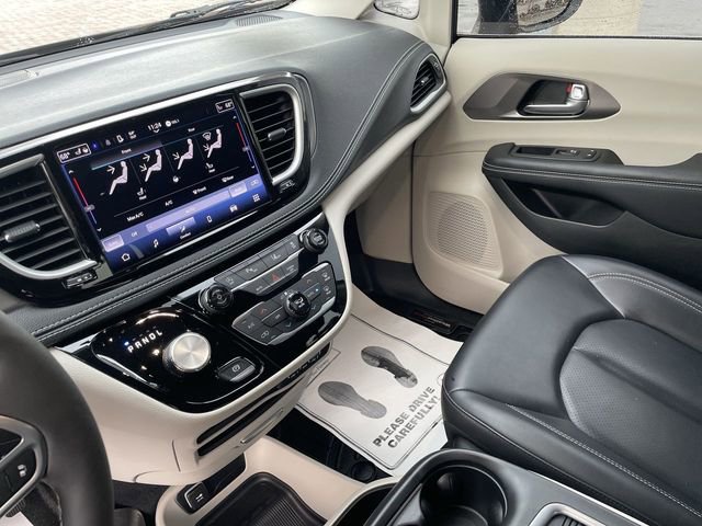 Used 2023 Chrysler Pacifica Touring-L image 14