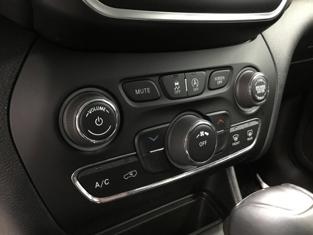 Used 2019 Jeep Cherokee Latitude Plus w/ Cold Weather Group AWD/4WD image 24