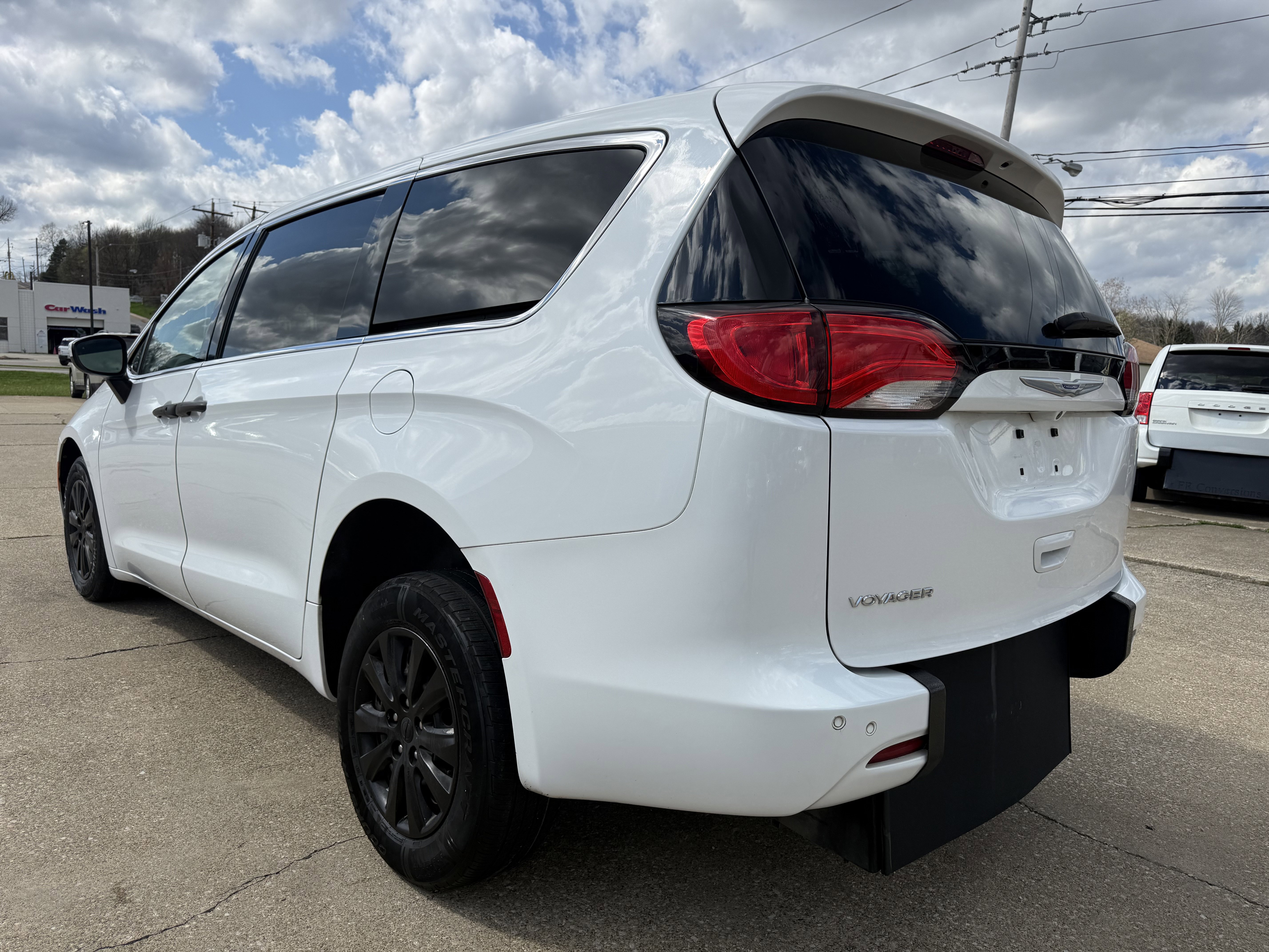 Used 2020 Chrysler Voyager L image 4