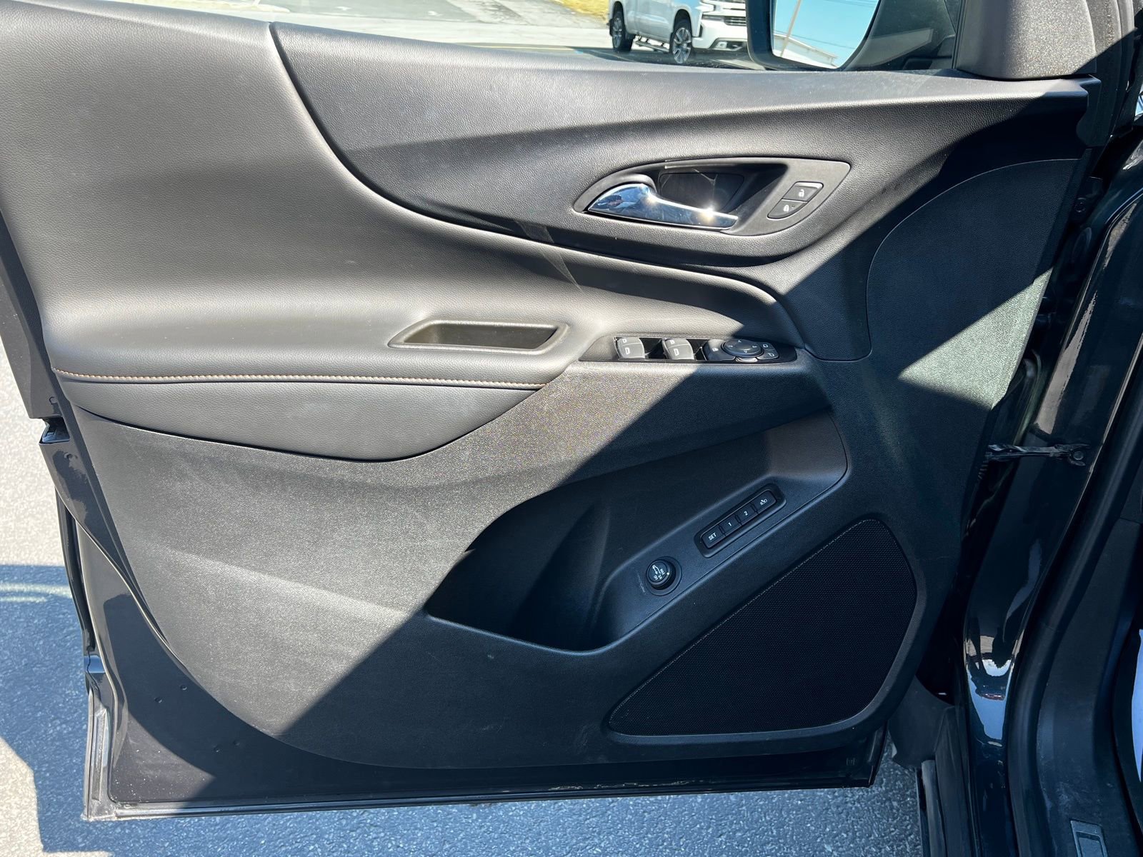 Used 2022 Chevrolet Equinox Premier image 11