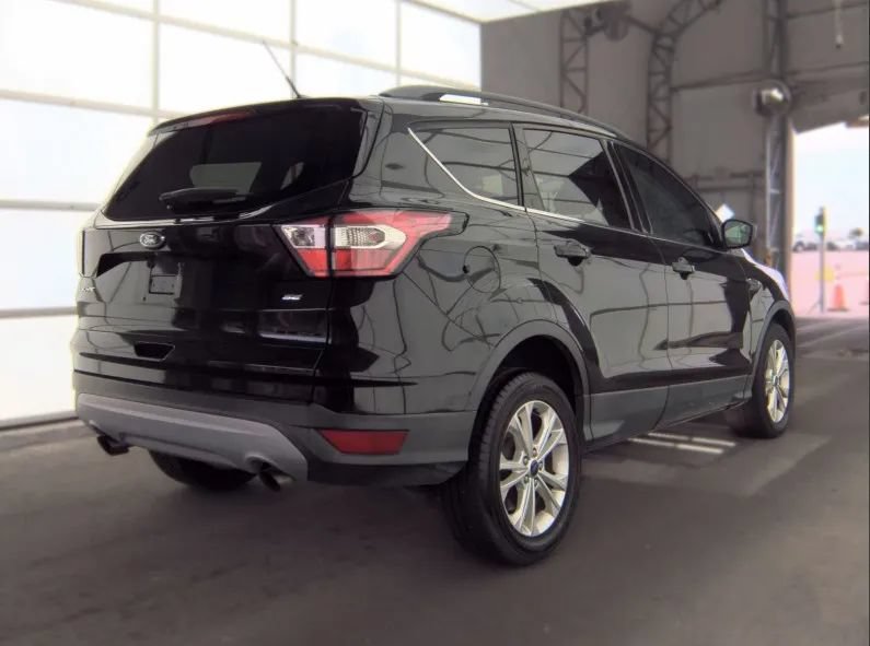 Used 2018 Ford Escape SE FWD image 2