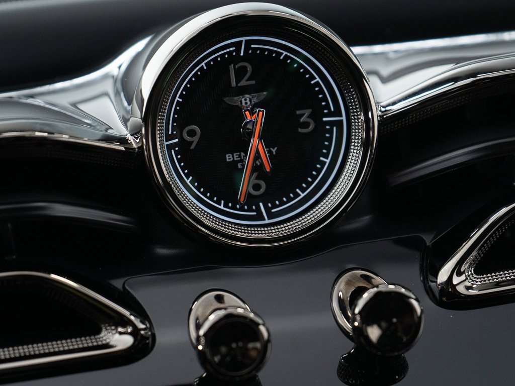 Used 2025 Bentley Bentayga image 40