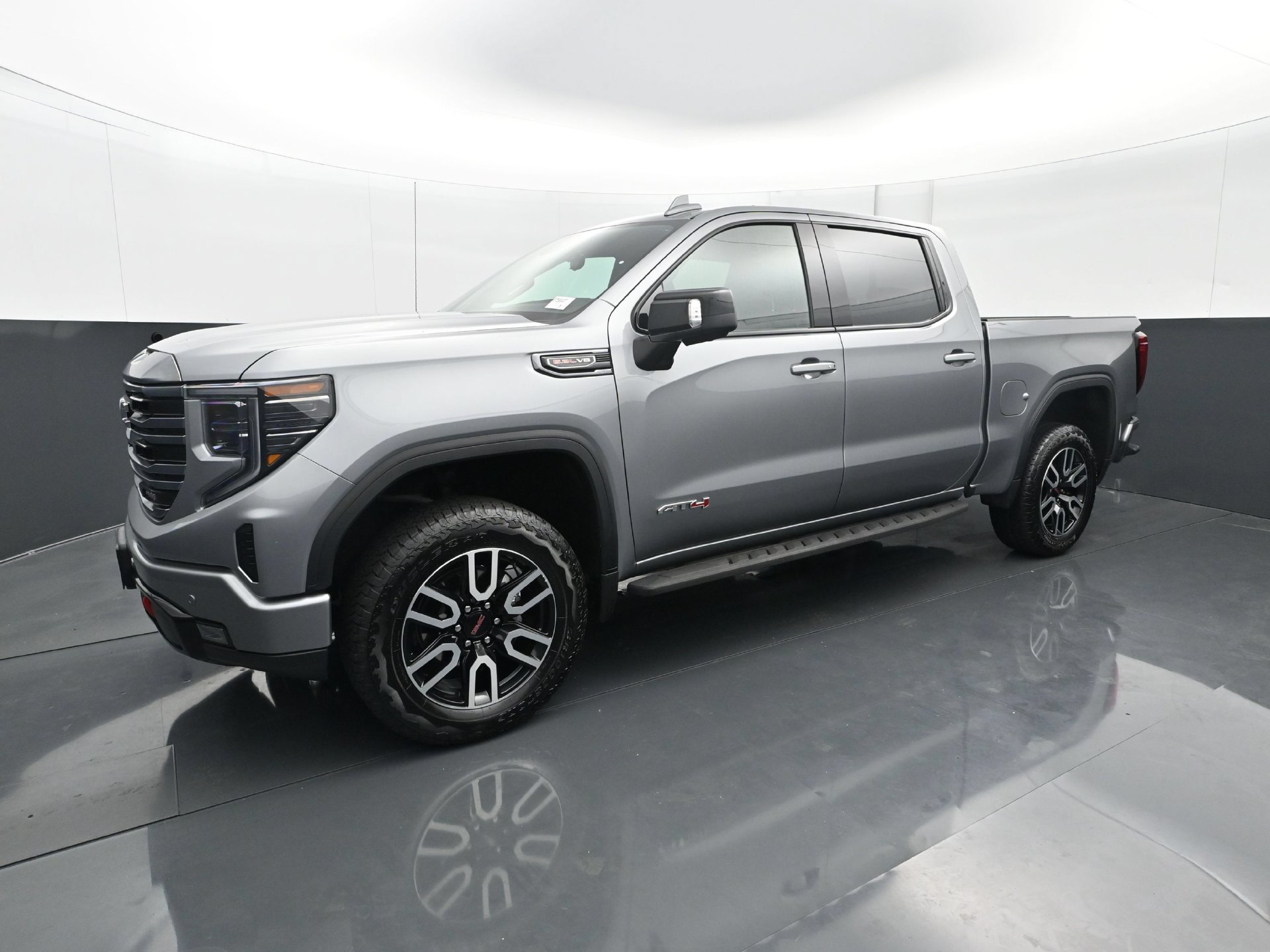 Used 2024 GMC Sierra 1500 AT4 w/ Technology Package AWD/4WD image 2