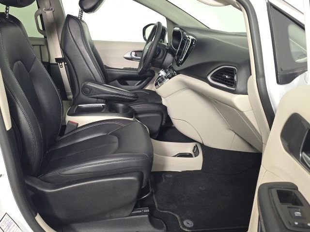 Used 2024 Chrysler Pacifica Touring-L image 32