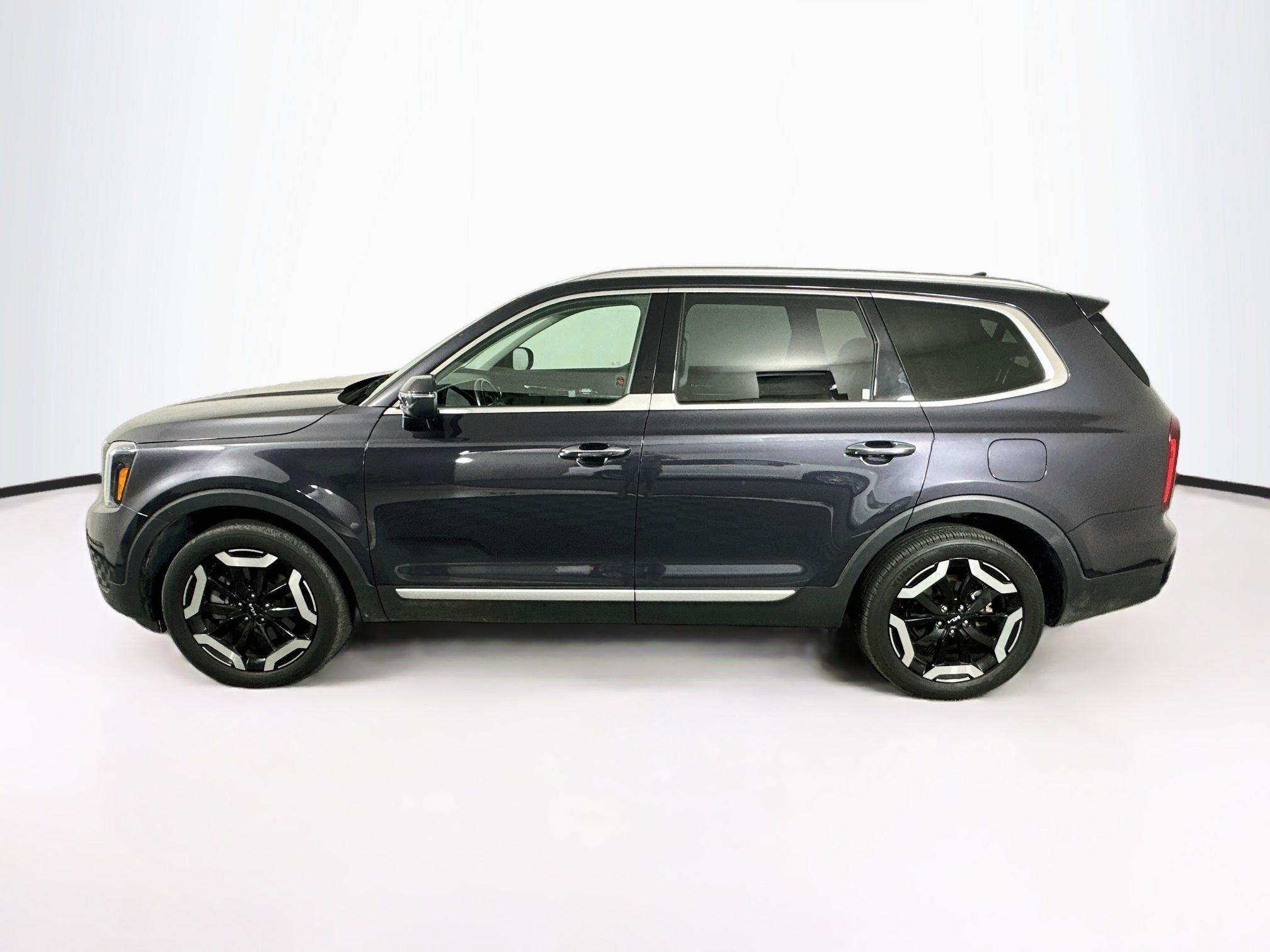 Used 2025 Kia Telluride S FWD image 4