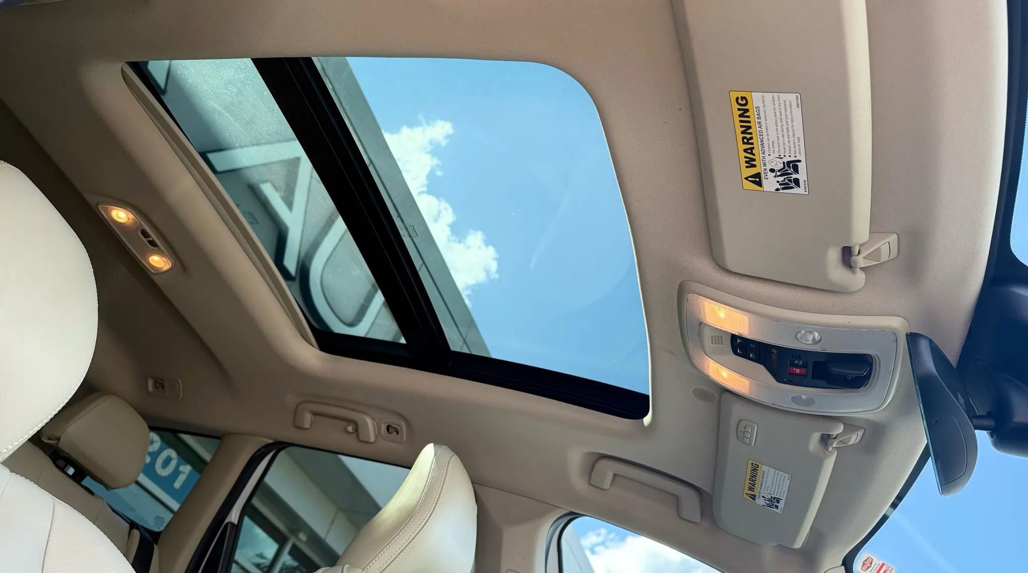 Used 2017 Volvo XC60 T6 Dynamic w/ Preferred Option Package image 12