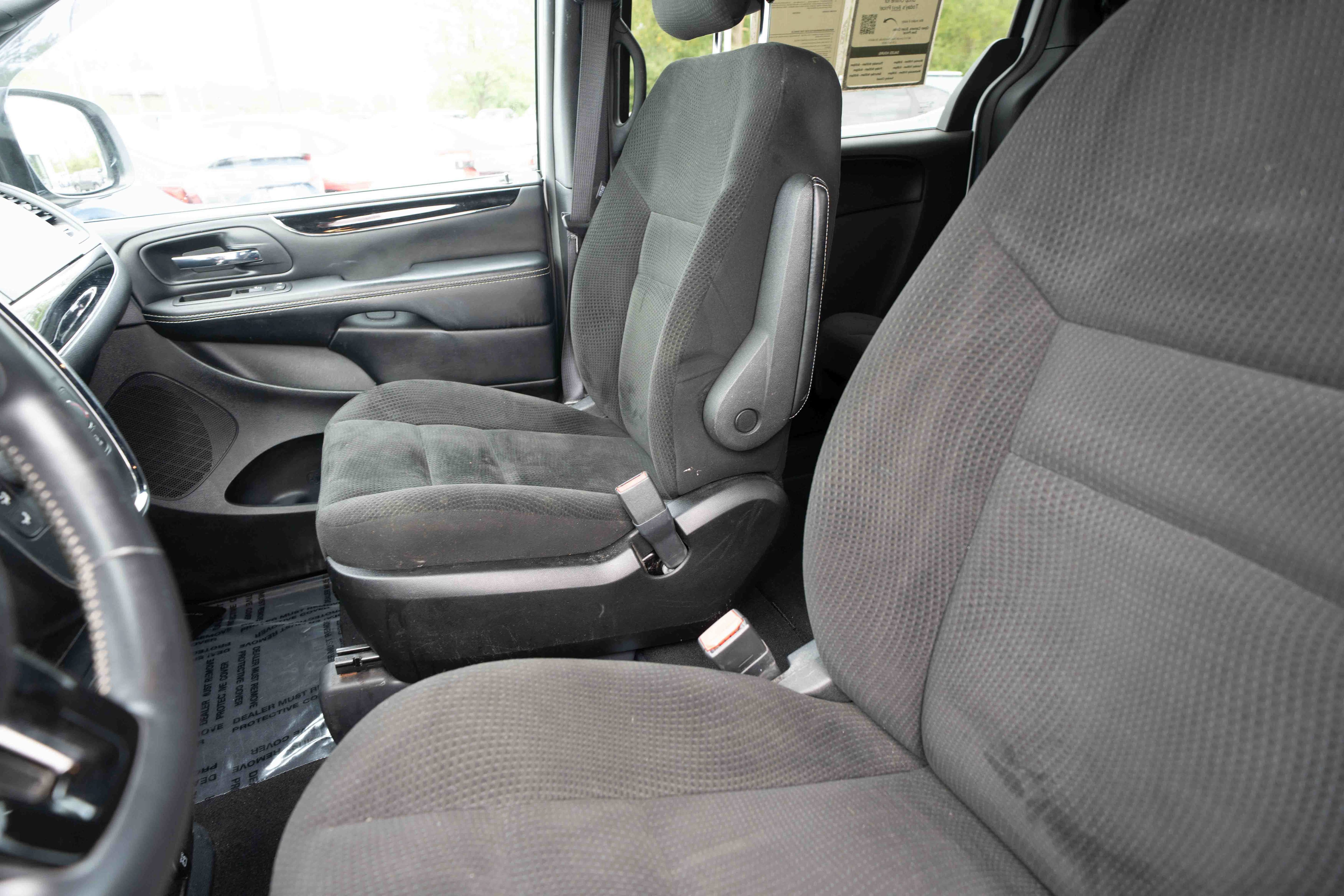 Used 2016 Dodge Grand Caravan SE FWD image 10