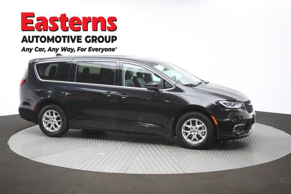 Used 2023 Chrysler Pacifica Touring-L FWD image 47