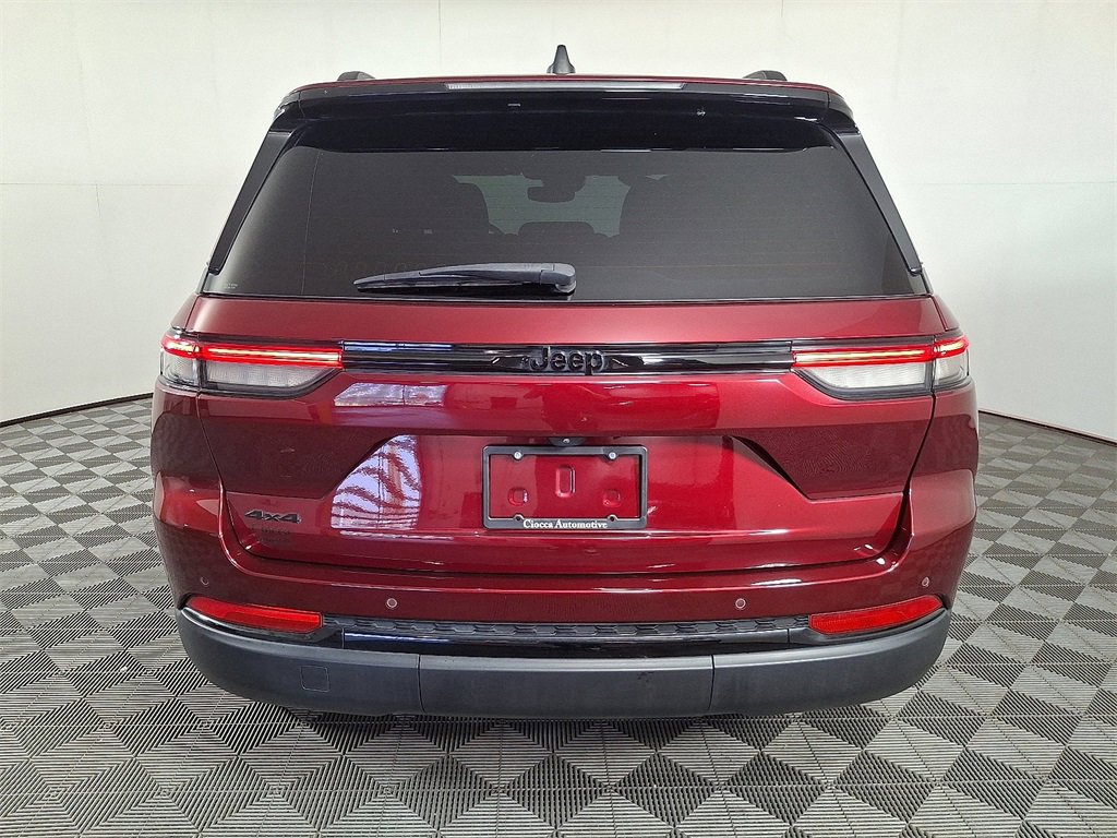 Used 2023 Jeep Grand Cherokee Altitude image 9