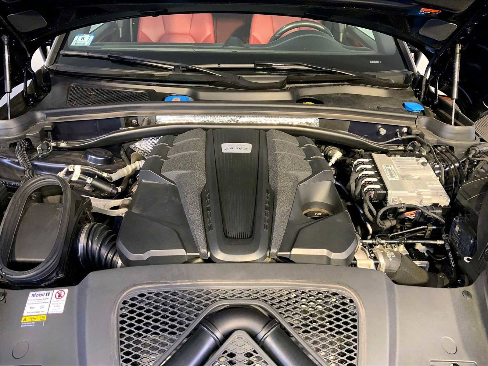 Certified 2022 Porsche Macan S AWD/4WD image 32