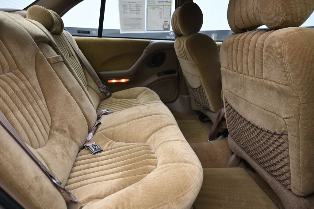 Used 1995 Pontiac Bonneville SE FWD image 10