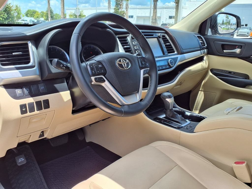 Used 2019 Toyota Highlander XLE FWD image 21