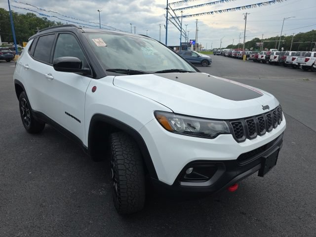 Used 2025 Jeep Compass Trailhawk AWD/4WD image 3