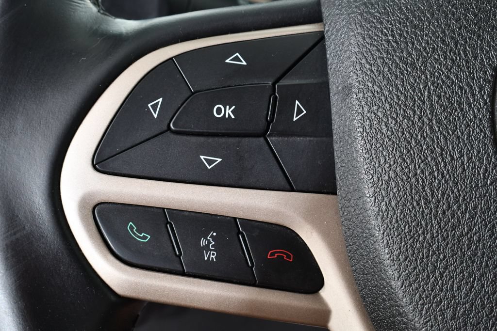 Used 2017 Jeep Cherokee Latitude AWD/4WD image 32