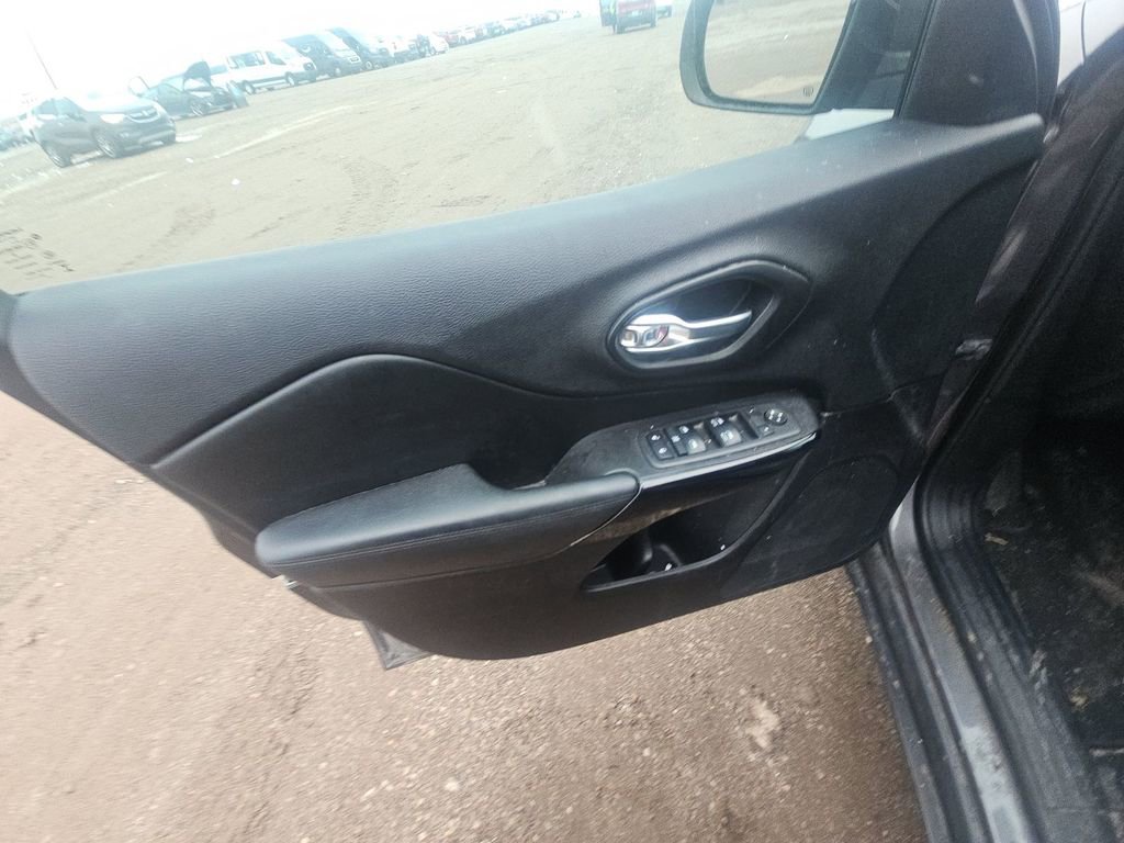 Used 2019 Jeep Cherokee Latitude Plus image 11