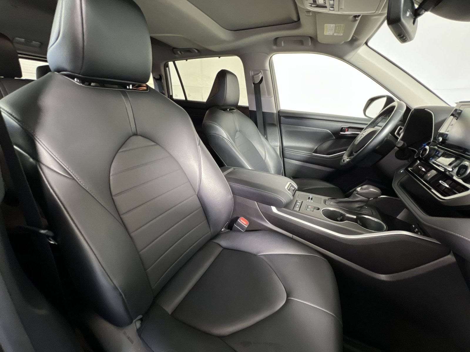 Used 2021 Toyota Highlander XLE AWD/4WD image 27