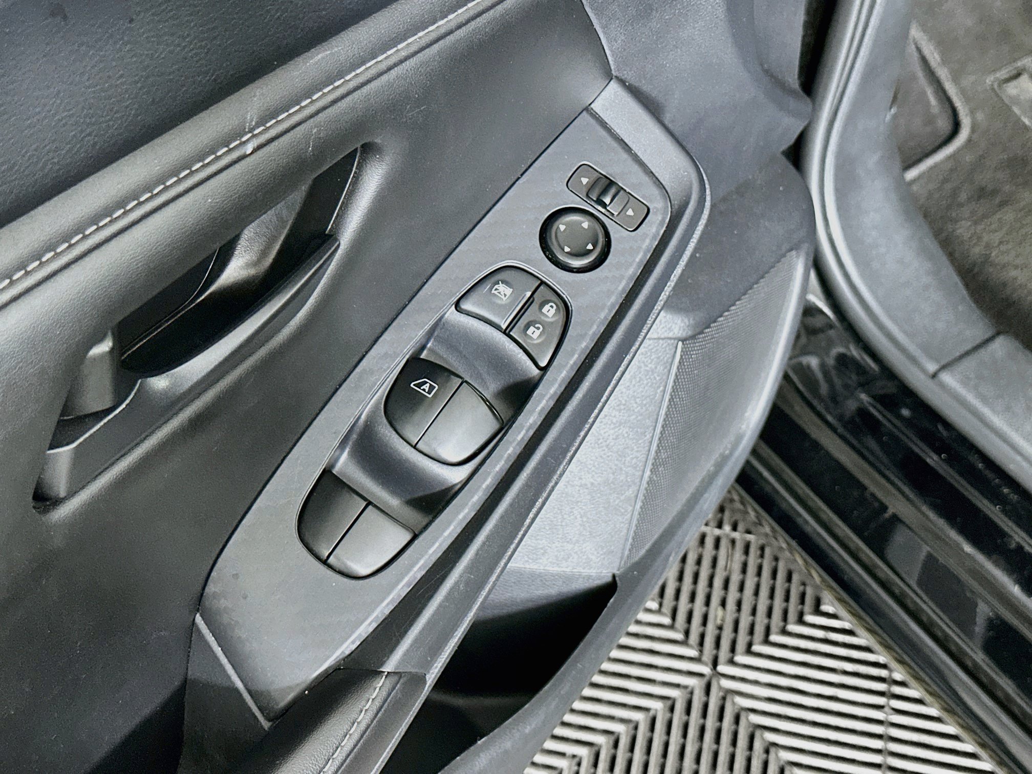 Used 2025 Nissan Sentra S FWD image 15