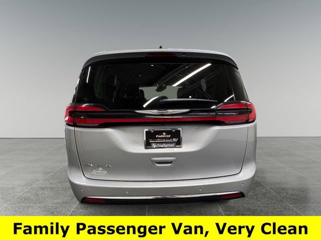 Used 2024 Chrysler Pacifica Touring-L FWD image 22
