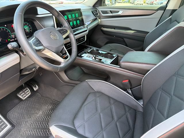 Used 2024 Volkswagen Atlas Peak Edition SE AWD/4WD image 19