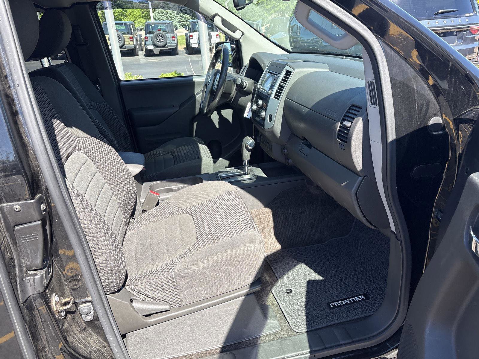 Used 2016 Nissan Frontier SV w/ SV Value Truck Package AWD/4WD image 12
