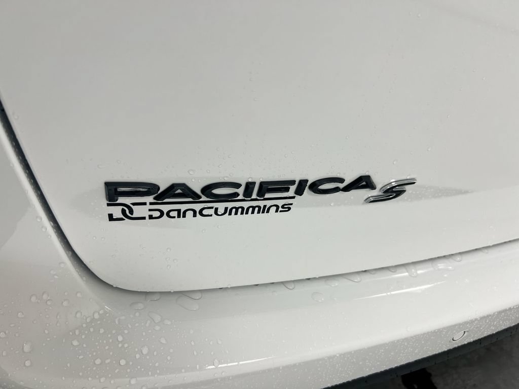 New 2027 Chrysler Pacifica Limited w/ Family Tech Group AWD/4WD image 28