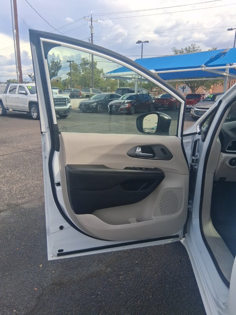 Used 2024 Chrysler Pacifica Touring-L FWD image 10
