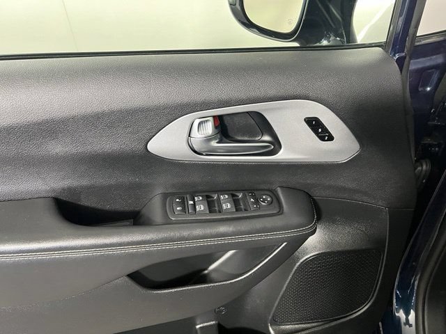 Certified 2025 Chrysler Pacifica Limited FWD image 14