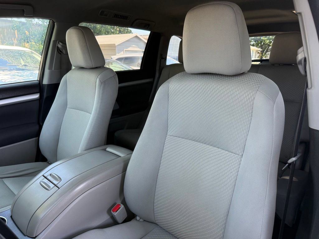 Used 2016 Toyota Highlander LE AWD/4WD image 11
