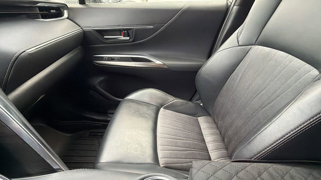 Used 2021 Toyota Venza XLE w/ Carpet Mat Package (TMS) image 23