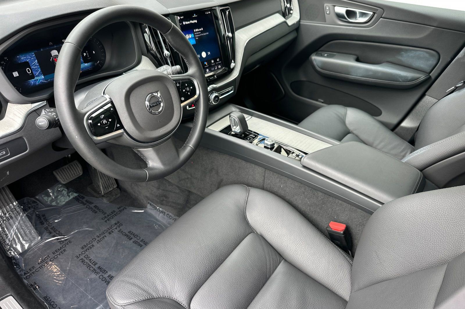 Used 2025 Volvo XC60 B5 Plus AWD/4WD image 11