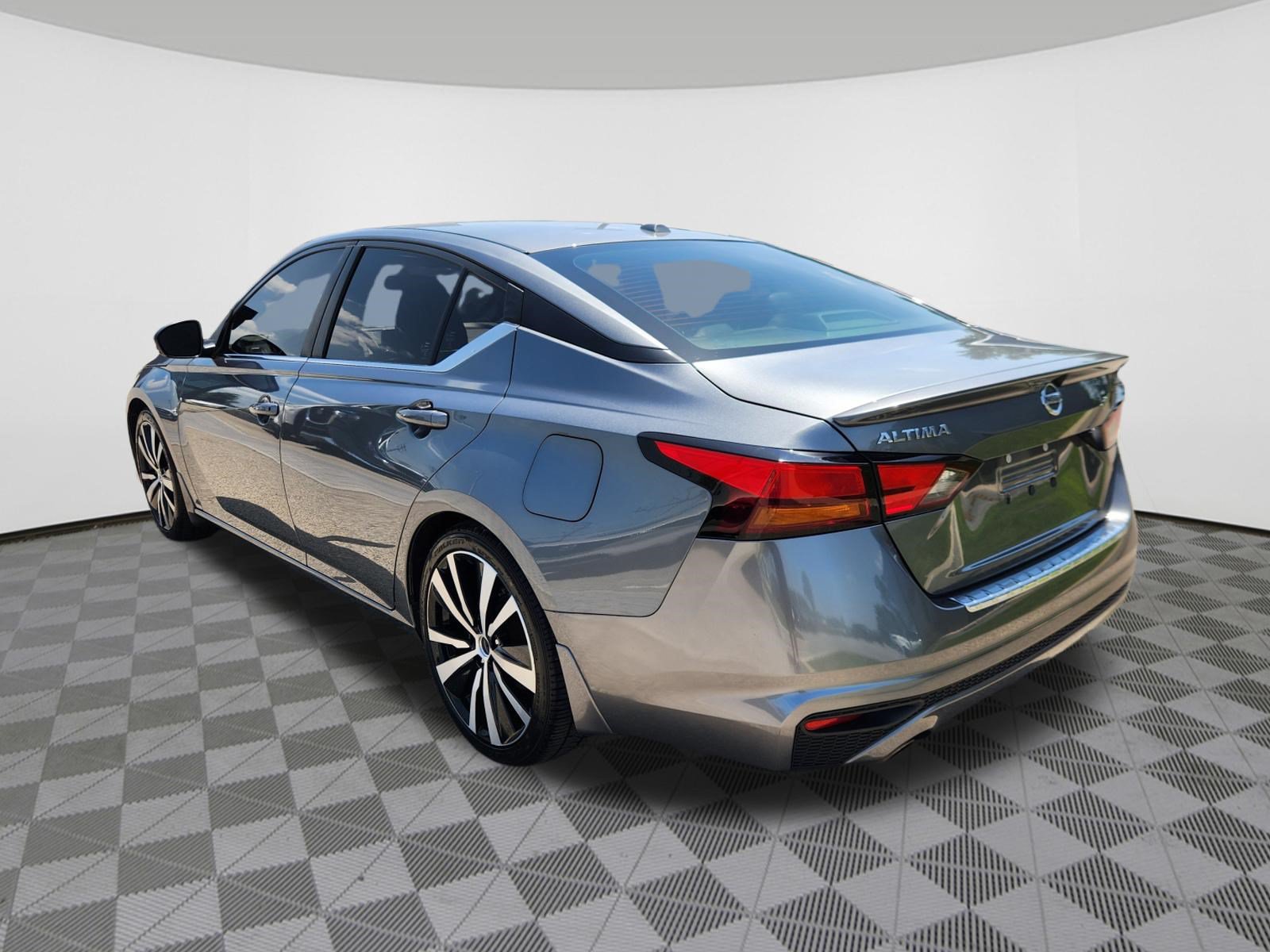 Used 2019 Nissan Altima 2.5 SR w/ SR Premium Package FWD image 3