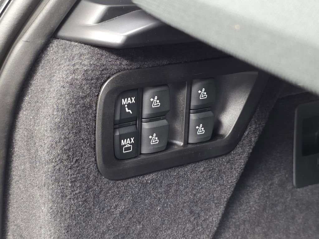 New 2026 BMW X7 M60i image 14