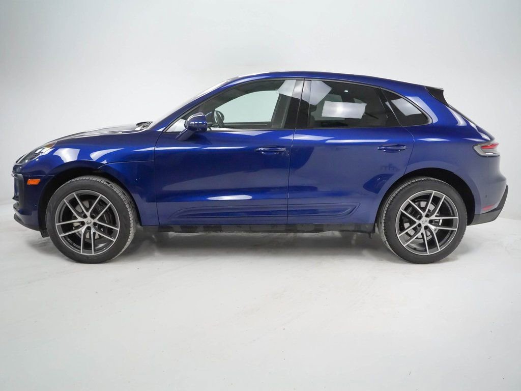 Certified 2022 Porsche Macan image 2