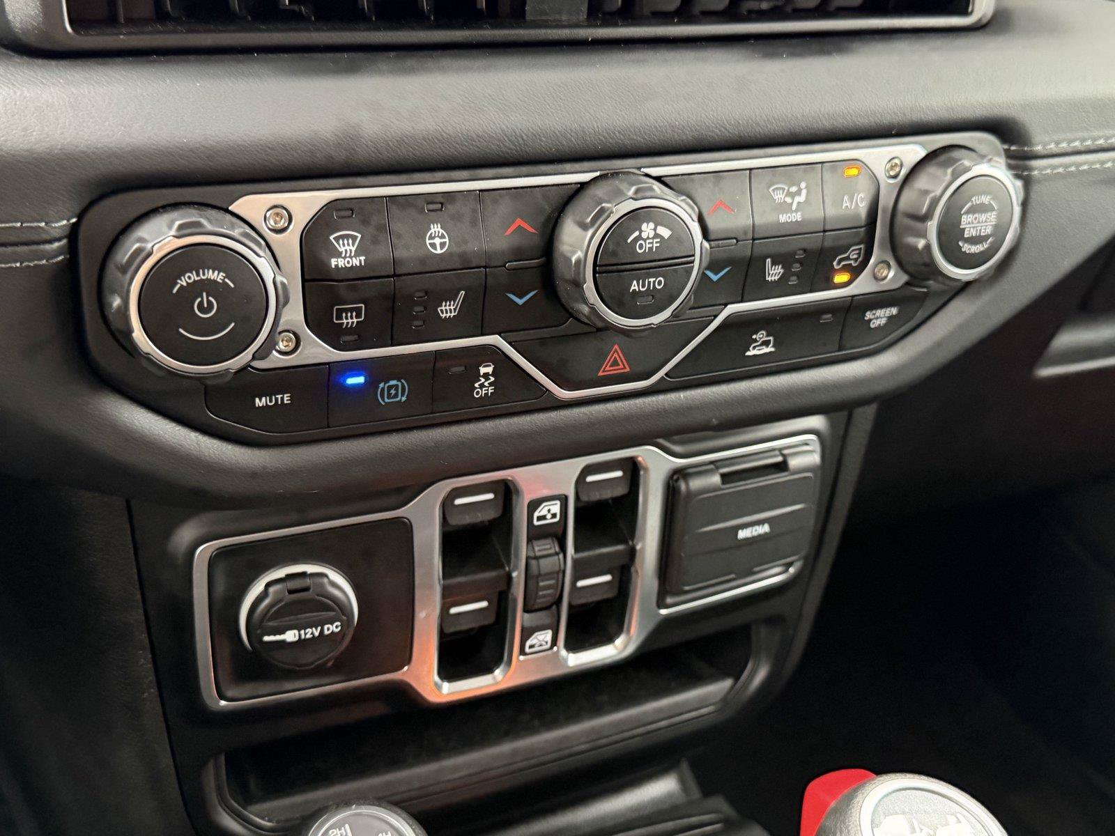 Used 2025 Jeep Wrangler Unlimited Sahara AWD/4WD image 24