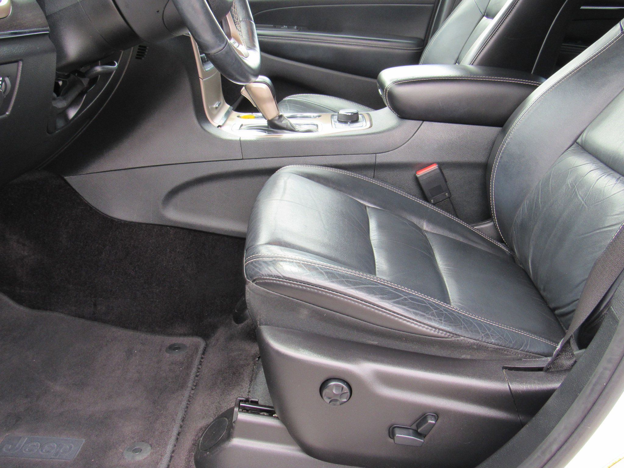 Used 2016 Jeep Grand Cherokee Limited AWD/4WD image 12